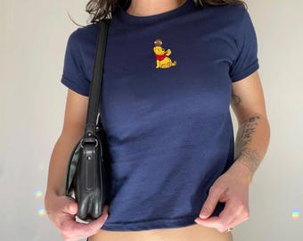 Camiseta bordada de Winnie the Pooh Honey, camiseta de bebé con oso Disney, top corto estético de dibujos animados, regalo de camiseta minimalista de oso