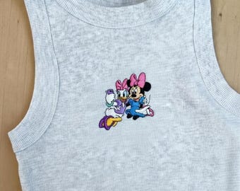 Canotta ricamata di Minnie e Daisy, maglietta Disney per la migliore amica, canotta a coste con personaggi dei cartoni animati, outfit Disney estetico, regalo per lei
