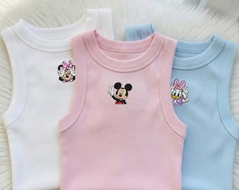 Canotta a coste ricamata con Topolino e i suoi amici, coordinata per coppie Disney, ideale per viaggi a Disneyland, perfetta per l'estate 2026.