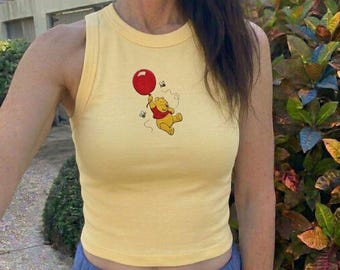 Canotta ricamata con palloncino di Winnie the Pooh, canotta corta con grazioso orsetto Pooh, donna con stile minimalista dei cartoni Disney, outfit da viaggio Disney, canotta con orsetto Pooh