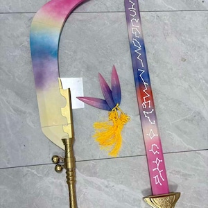 Puede incluir: Dos armas de fantasía: una hoja curva y una espada recta. La hoja curva tiene un degradado arcoíris y detalles dorados. La espada tiene un degradado rosa y morado con símbolos grabados. También hay una borla decorativa.