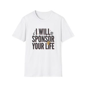 以下が含まれることがあります： 黒い太字で「I WILL SPONSOR YOUR LIFE」と書かれた白い半袖Tシャツ。デザインには、小さな黒いエレキギターのアイコン、円形のスタンプ風グラフィック、2つの小さな金色の円形アクセントが含まれています。