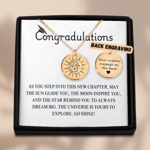 Collana di laurea personalizzata, ciondolo sole luna stella, regalo di gioielli incisi, messaggio personalizzato, regalo di laurea celeste, regali di laurea