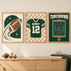 Peut inclure: Trois cadres muraux sur le thème du football américain. Le premier montre un ballon en mouvement, le deuxième un maillot vert avec le nom HENRY et le numéro 12, et le troisième un schéma de terrain avec le texte TOUCHDOWN.