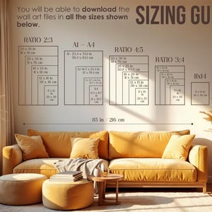 Puede incluir: Una gu&iacute;a de tama&ntilde;os de arte mural con dimensiones en pulgadas y cm se muestra en una pared. La gu&iacute;a incluye proporciones 2:3, AI-A4, 4:5, 3:4 y 11x14, con tama&ntilde;os como 24x36 pulgadas y 20x76 cm. Un sof&aacute; y una otomana amarillos est&aacute;n en primer plano.