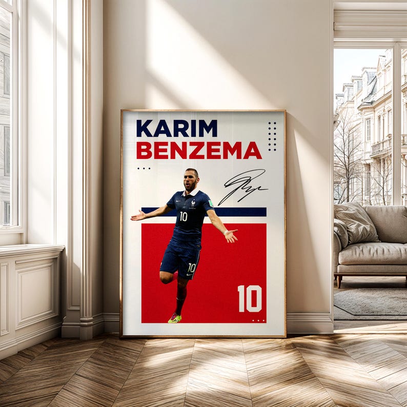 Puede incluir: P&oacute;ster enmarcado con Karim Benzema con uniforme de f&uacute;tbol azul, n&uacute;mero 10. El p&oacute;ster tiene un fondo rojo y azul con el nombre y la firma del jugador. El p&oacute;ster se exhibe en una habitaci&oacute;n con suelo de madera.