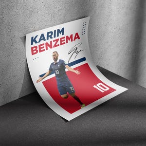 Puede incluir: Un p&oacute;ster de Karim Benzema con uniforme de f&uacute;tbol azul con el n&uacute;mero 10. El p&oacute;ster tiene un fondo rojo y blanco con el nombre del jugador en texto azul y rojo. Se ve una firma.