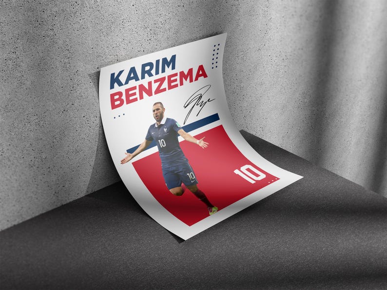Puede incluir: Un p&oacute;ster de Karim Benzema con uniforme de f&uacute;tbol azul con el n&uacute;mero 10. El p&oacute;ster tiene un fondo rojo y blanco con el nombre del jugador en texto azul y rojo. Se ve una firma.
