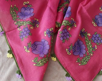 Sciarpa in garza di cotone rosa con motivo floreale, realizzata a mano, con bordo in pizzo Oya – Foulard boho 80 x 80 cm