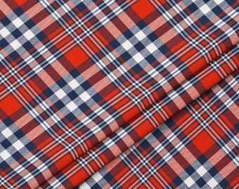 Może przedstawiać: Tkanina w klasyczny wzór w kratę z przecinającymi się liniami w kolorach żywej czerwieni, głębokiego granatu i czystej bieli. Materiał ukazuje ukośną orientację tkanego wzoru w kratkę, prezentując spójną siatkę kolorowych pasów.