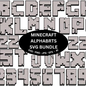 Op de afbeelding: Een digitale illustratie van het Minecraft-alfabet en de cijfers in een gepixelde, steenachtige stijl. De letters en cijfers zijn grijs met zwarte contouren en schaduwen. Een zwart ovaal in het midden leest "Minecraft Alphabrts SVG Bundle".