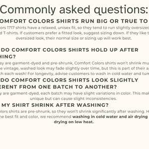 K&ouml;nnte beinhalten: Ein wei&szlig;er Hintergrund mit schwarzem Text, der h&auml;ufig gestellte Fragen zu Comfort Colors Shirts beantwortet. Der Text erkl&auml;rt, dass die Shirts eine lockere Passform haben, im Garment-Dye-Verfahren gef&auml;rbt, vorgewaschen und mit der Zeit leicht ausbleichen k&ouml;nnen. Au&szlig;erdem wird erkl&auml;rt, dass die Shirts von Charge zu Charge leichte Farbabweichungen aufweisen k&ouml;nnen.