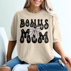 Bonus Mama Baseball T-Shirt, Kokette Bogen T-Shirt, Baseball Mama, Retro Mama Shirt, Muttertagsgeschenk, Baseball Liebhaber T-Shirt, Übergrößen erhältlich Ivory