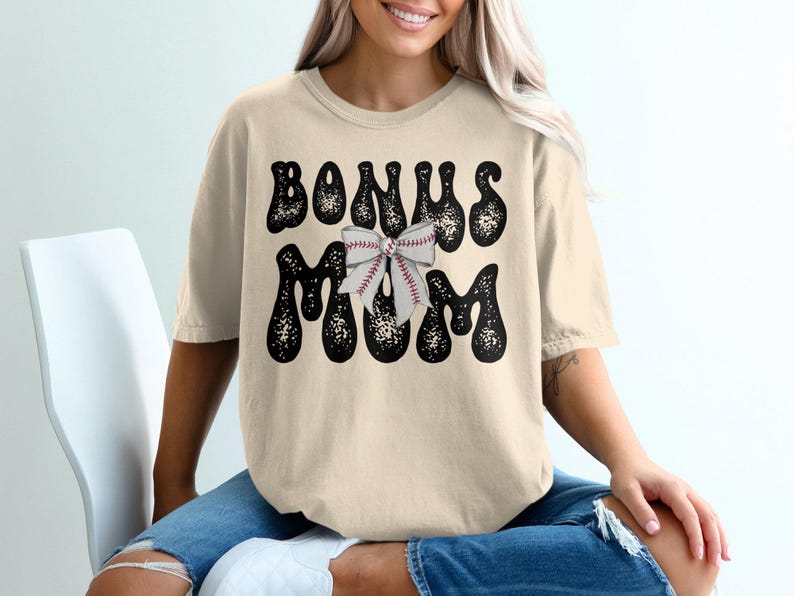 Bonus Mama Baseball T-Shirt, Kokette Bogen T-Shirt, Baseball Mama, Retro Mama Shirt, Muttertagsgeschenk, Baseball Liebhaber T-Shirt, Übergrößen erhältlich Ivory