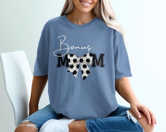 Bonus Mom Fußball-Shirt: Comfort Colors T-Shirt mit Fußball-Schleife