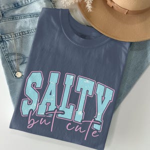 Camiseta &quot;Salado pero bonito&quot; con colores cómodos, playera playera de moda, playera de verano, top preppy para chicas adolescentes, linda camiseta de verano para mujeres.