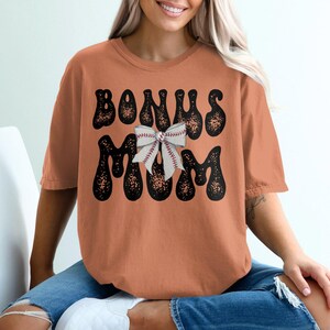 Bonus Mama Baseball T-Shirt, Kokette Bogen T-Shirt, Baseball Mama, Retro Mama Shirt, Muttertagsgeschenk, Baseball Liebhaber T-Shirt, Übergrößen erhältlich Yam