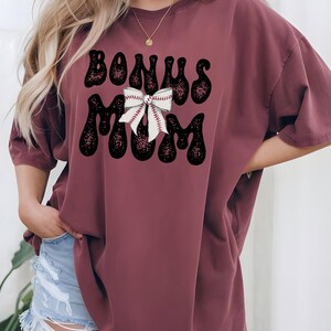 Bonus Mama Baseball T-Shirt, Kokette Bogen T-Shirt, Baseball Mama, Retro Mama Shirt, Muttertagsgeschenk, Baseball Liebhaber T-Shirt, Übergrößen erhältlich Vineyard