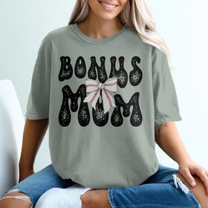 Bonus Mama Baseball T-Shirt, Kokette Bogen T-Shirt, Baseball Mama, Retro Mama Shirt, Muttertagsgeschenk, Baseball Liebhaber T-Shirt, Übergrößen erhältlich Bay
