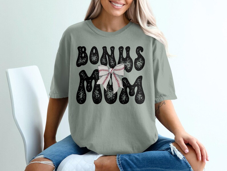 Bonus Mama Baseball T-Shirt, Kokette Bogen T-Shirt, Baseball Mama, Retro Mama Shirt, Muttertagsgeschenk, Baseball Liebhaber T-Shirt, Übergrößen erhältlich Bay