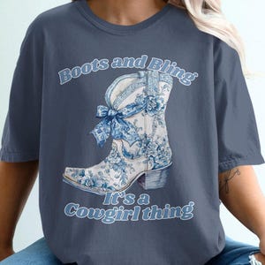 Bottines fantaisie, t-shirt coquette western, haut toile du Jouy, t-shirt graphique botte de cow-girl coquette, chemise cow-girl rodéo