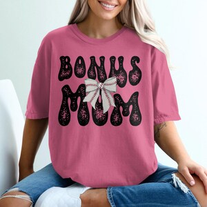 Bonus Mama Baseball T-Shirt, Kokette Bogen T-Shirt, Baseball Mama, Retro Mama Shirt, Muttertagsgeschenk, Baseball Liebhaber T-Shirt, Übergrößen erhältlich Crunchberry