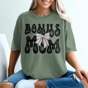 Bonus Mama Baseball T-Shirt, Kokette Bogen T-Shirt, Baseball Mama, Retro Mama Shirt, Muttertagsgeschenk, Baseball Liebhaber T-Shirt, Übergrößen erhältlich Moss