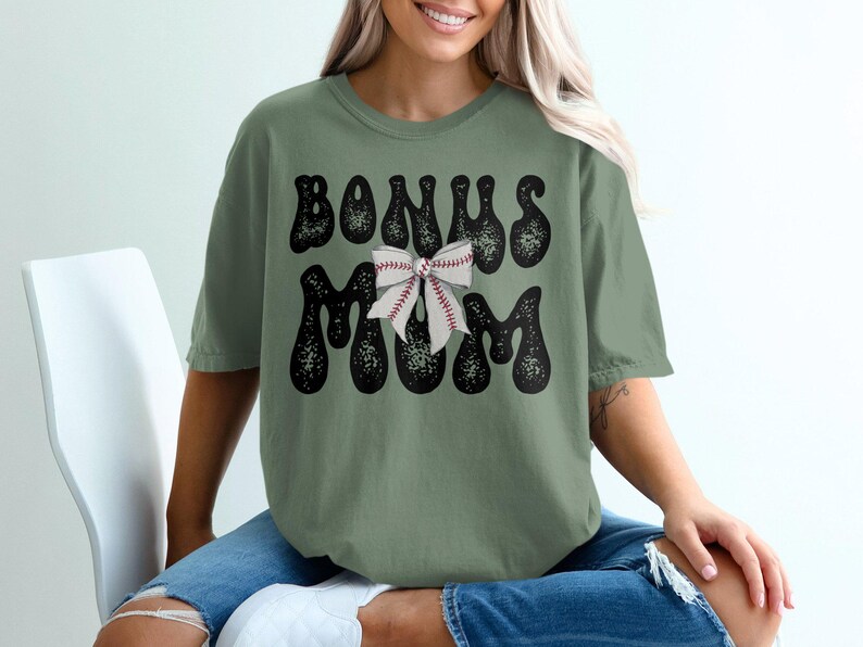 Bonus Mama Baseball T-Shirt, Kokette Bogen T-Shirt, Baseball Mama, Retro Mama Shirt, Muttertagsgeschenk, Baseball Liebhaber T-Shirt, Übergrößen erhältlich Moss
