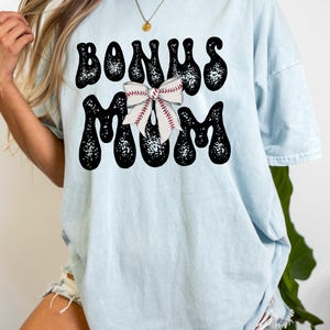 Bonus Mama Baseball T-Shirt, Kokette Bogen T-Shirt, Baseball Mama, Retro Mama Shirt, Muttertagsgeschenk, Baseball Liebhaber T-Shirt, Übergrößen erhältlich Chambray