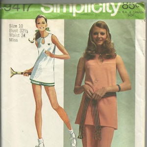 Könnte beinhalten: Ein Vintage-Schnittmuster für ein zweiteiliges Outfit. Das Schnittmuster beinhaltet ein ärmelloses Oberteil mit einem Schlüssellochausschnitt und eine Hose. Das Schnittmuster ist für Größe 10, Brustumfang 32 1/2 Zoll, Taillenumfang 24 Zoll. Das Schnittmuster ist von Simplicity und trägt die Bezeichnung "Super Jiffy".