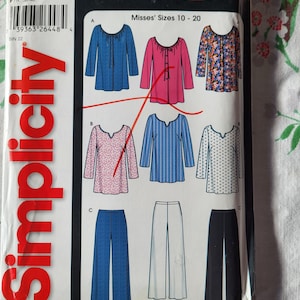 Puede incluir: Un patrón de costura para una blusa y pantalones. El patrón incluye tres estilos diferentes de blusas y tres estilos diferentes de pantalones. El patrón es para las tallas 10-20. El patrón se llama "Simplicity" y está etiquetado como "Es tan fácil".