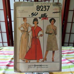 Vintage 1977 - SIMPLICITY 8237 - Jiffy - UNCUT & Factory FOLDED - Jr. Front Wrap Dress (Stretch Knits Only) - Vtg Jr Size 9 - Mod Size 2