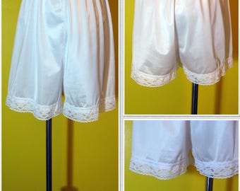 1970s Vintage VANITY FAIR White Lace Trimmed Bloomers - Size Medium - Made U.S.A.