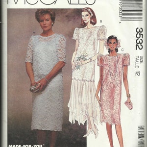 Peut inclure: Patron de couture McCall's avec trois robes en dentelle. Le patron comprend une taille 12. Le texte sur le patron indique "Made-For-You" et comprend des pinces de poitrine pour les tailles C et D.