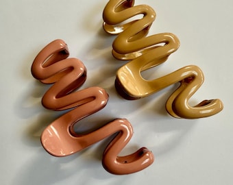 Wavy Hair Clamp: Large Recycled Plastic Hair Accessory (10cm)