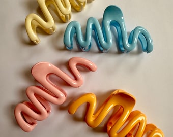 The Wavy Hair Clamp: Large Plastic Hair Accessory (10.5cm)
