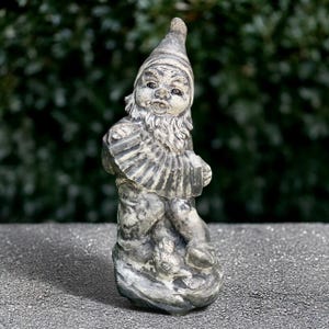 Lustiger Gnom mit Akkordeon Betonmusiker-Zwerg-Statue Zement-Hofdekoration Outdoor-Zwergfigur Stein-Volksmusik-Verzierung Liebhabergeschenk