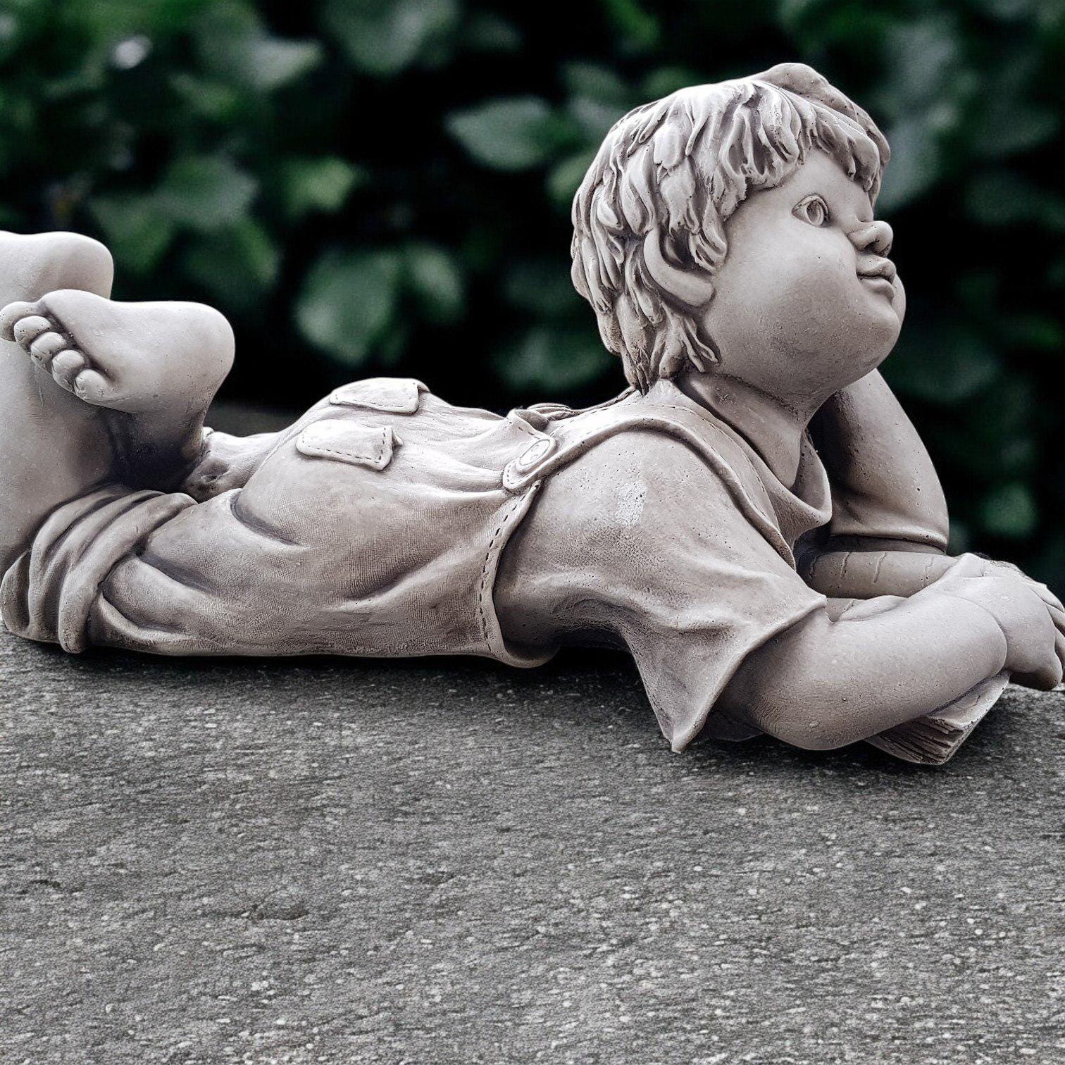 石造り読書少年の彫刻 屋外記念子供用飾り コンクリート製少年装飾