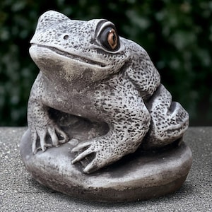 Concrete pool sculpture Stone frog figurine Outdoor water animal decoration Cement frog statue Garden ornament Front lover gift Yard art