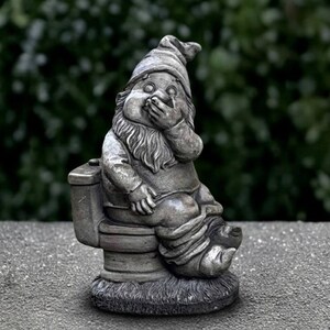 Estatua de gnomo de hormigón Figura de troll para exteriores Gnomo de cemento en el inodoro Adorno Decoración para la puerta principal Arte de gnomo hecho a mano Regalo para amantes de las hadas