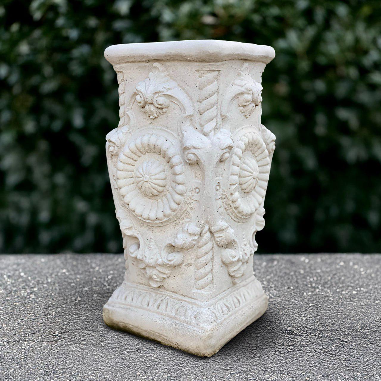 巨大な台座彫刻 石のスタンド置物 屋外柱の置物 手作りの台座 玄関ドア