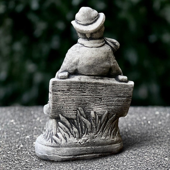 座っている農夫の像 コンクリートの田舎者の彫刻 庭の男の置物 石の