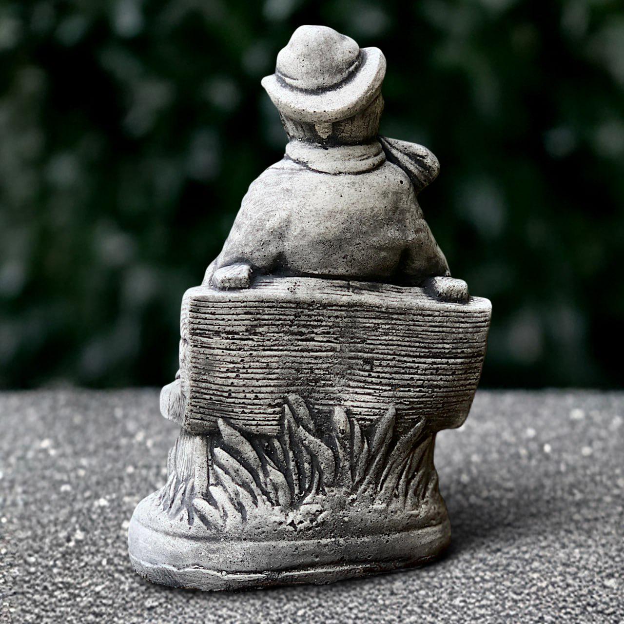 座っている農夫の像 コンクリートの田舎者の彫刻 庭の男の置物 石の