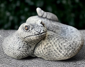 石の蛇の彫刻 セメント製の蛇の像 蛇の庭の装飾 神秘的な爬虫類の飾り 屋外用の守護蛇のアート セメント製の動物の彫刻