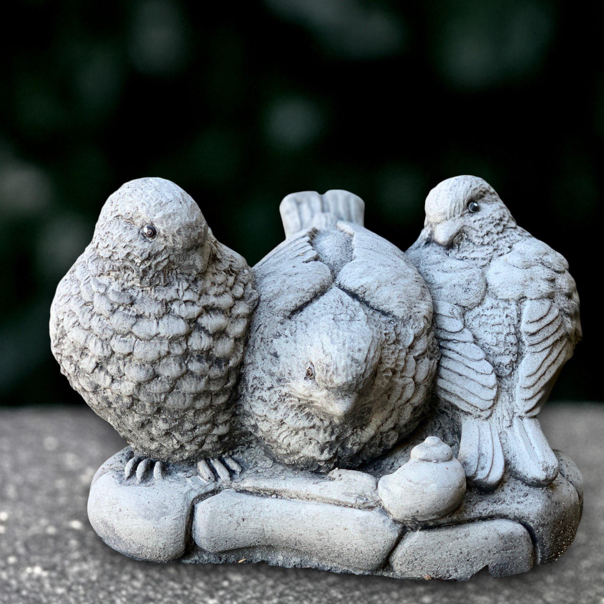 コンクリート製の鳥の彫刻 石の鳥とベースフィギュア 屋外の動物の飾り
