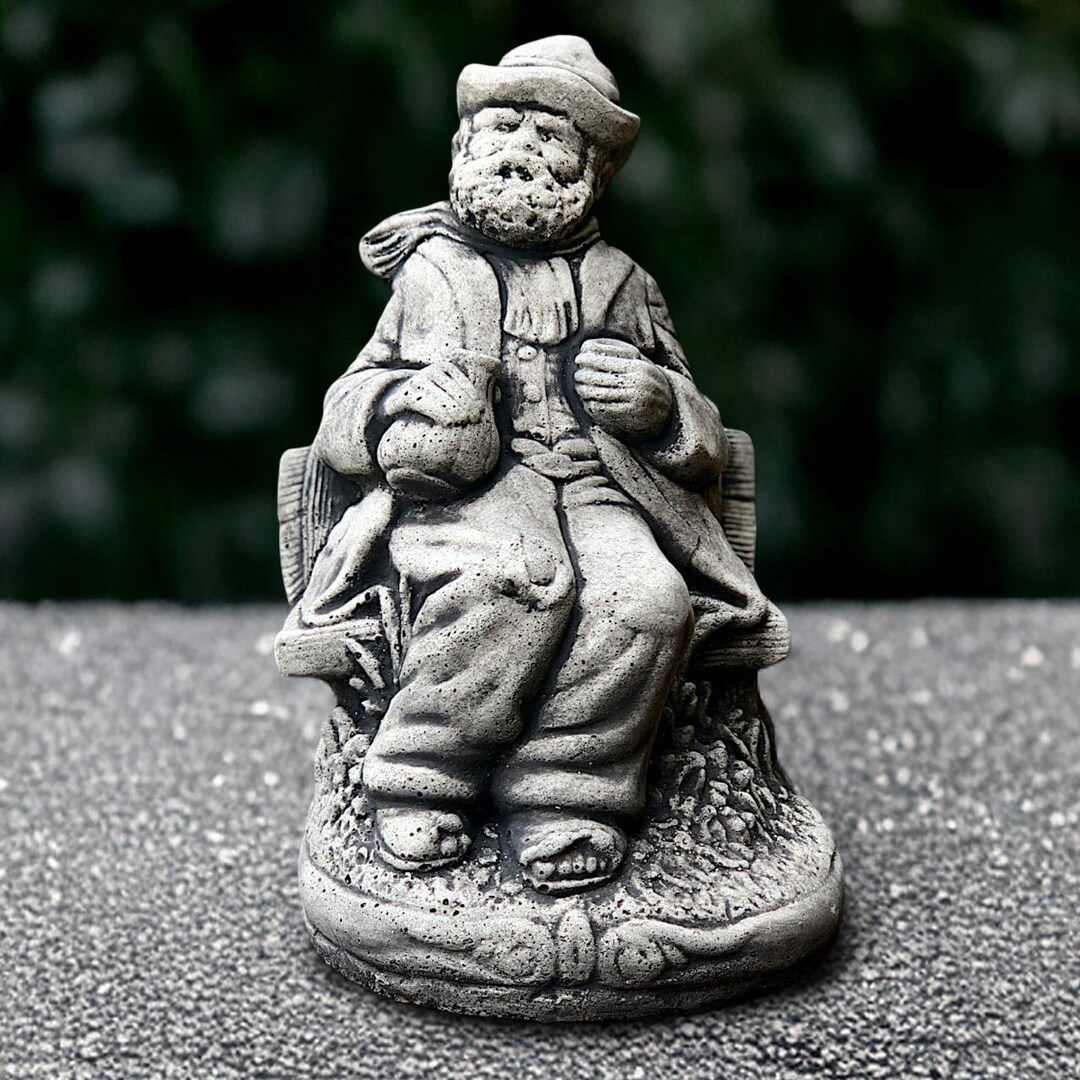 座っている農夫の像 コンクリートの田舎者の彫刻 庭の男の置物 石の