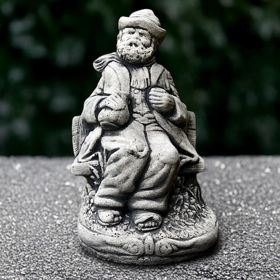 座っている農夫の像 コンクリートの田舎者の彫刻 庭の男の置物 石の