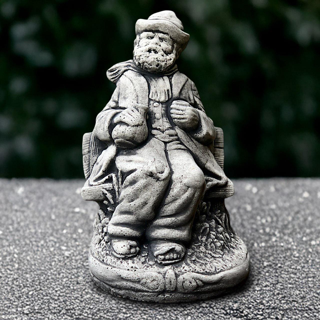 座っている農夫の像 コンクリートの田舎者の彫刻 庭の男の置物 石の