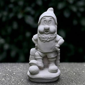 以下が含まれることがあります： クリーム色、ライトグレー、ダークグレーの3色の、まだら模様のマット仕上げのセラミックマグカップのセット。各マグカップはシンプルでミニマルなデザインで、丸みを帯びたハンドルが付いています。コーヒーや紅茶に最適です。