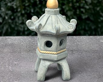 日本の塔の彫像コンクリート製の灯籠の塔の置物石の灯籠の彫刻禅の庭の